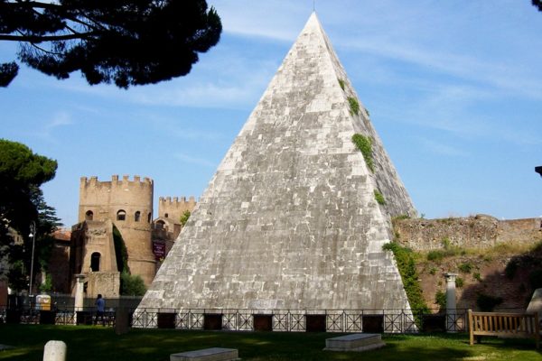 Misteriosa-piramide-Cestia-centro-storico-Roma00-